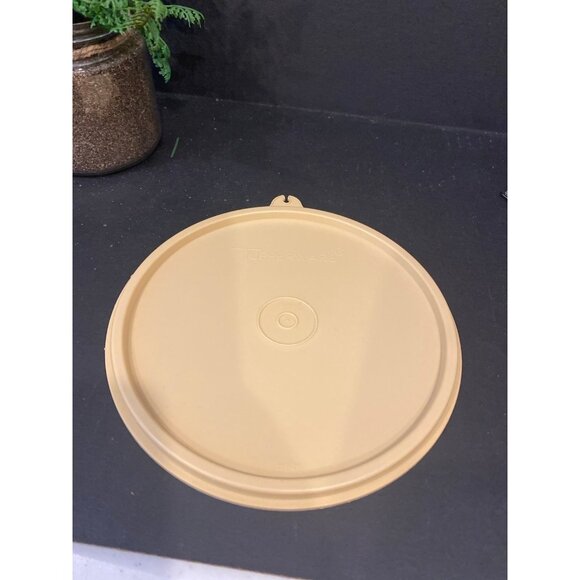 Tupperware Round 6” Almond Tan Beige Plastic "C" Lid #227-28 - Picture 1 of 5